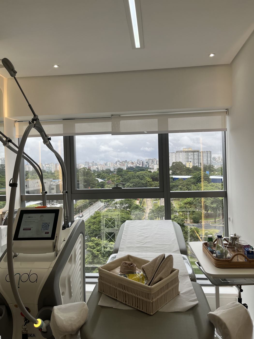 Sala de tratamentos corporais da Casa Moreira com o equipamento Onda CoolWaves®